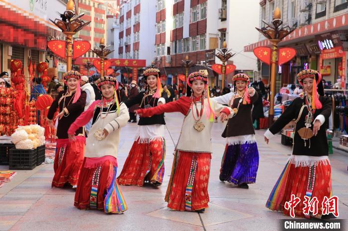 丹巴女孩在街頭跳起歡快歌舞迎接新年到來。　吉靜 攝