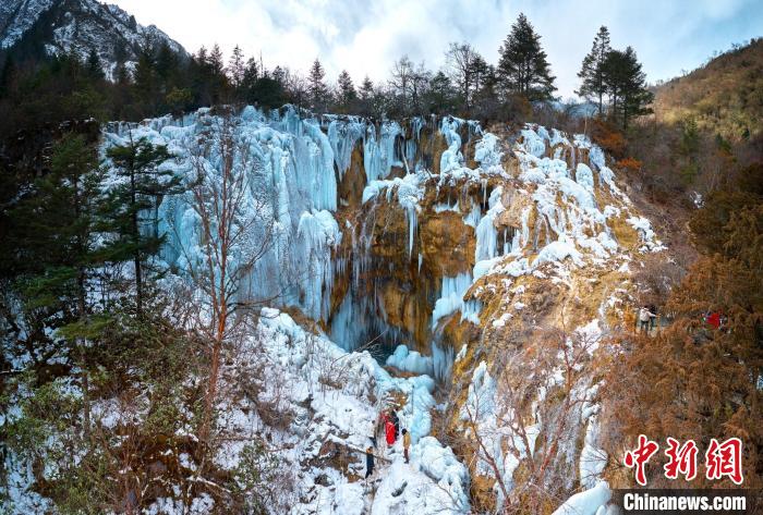 晶瑩剔透的冰瀑仿佛是大自然用冰藍(lán)色繪制出的壯觀畫卷?！『?攝