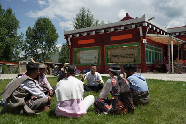 趙奎深入爐霍縣鄉(xiāng)村與藏族群眾開展座談。爐霍縣自然資源局供圖