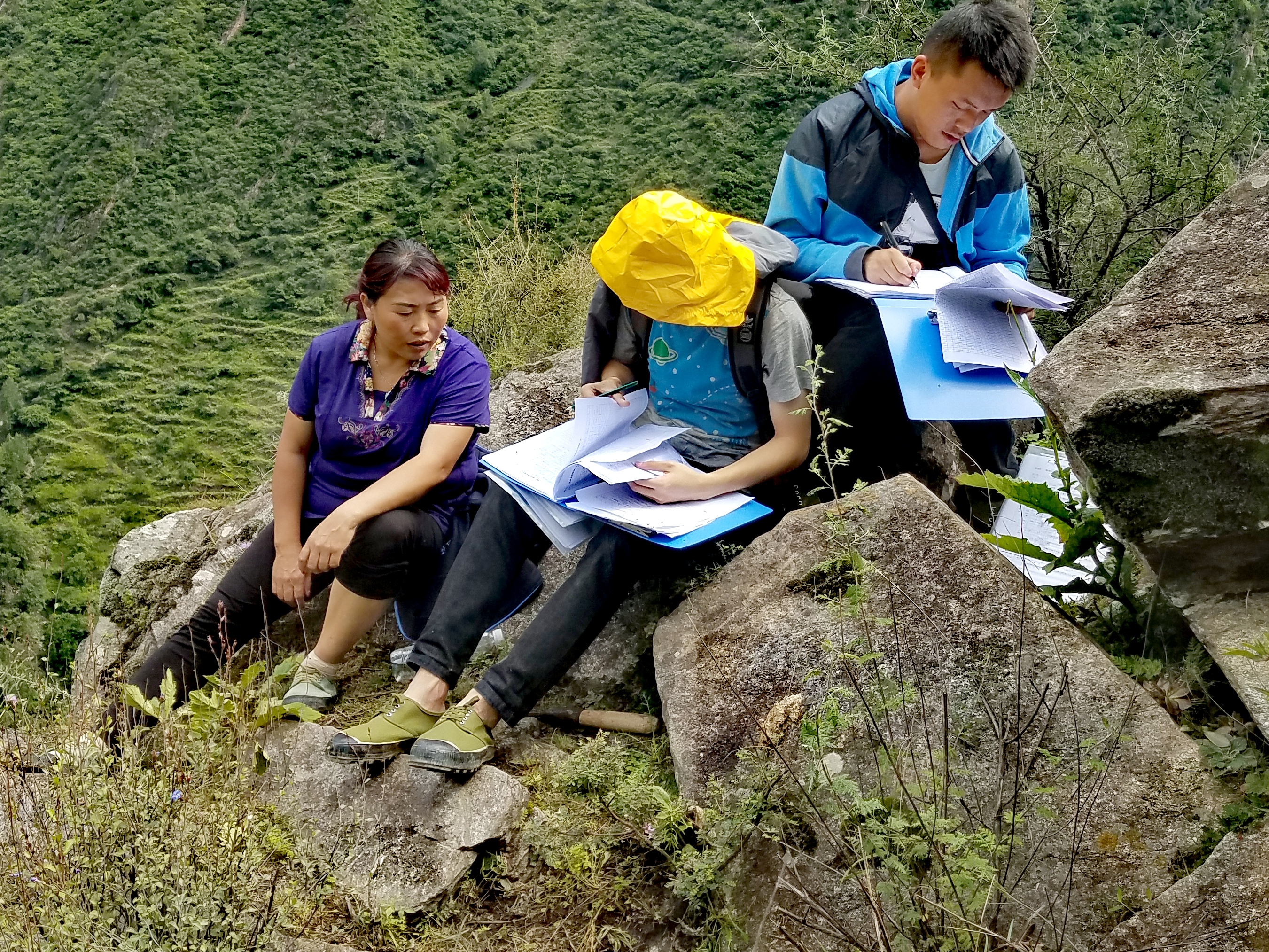 　2022年，余德春(左)協(xié)助排查震后地質(zhì)災害隱患點。(圖為余德春提供)