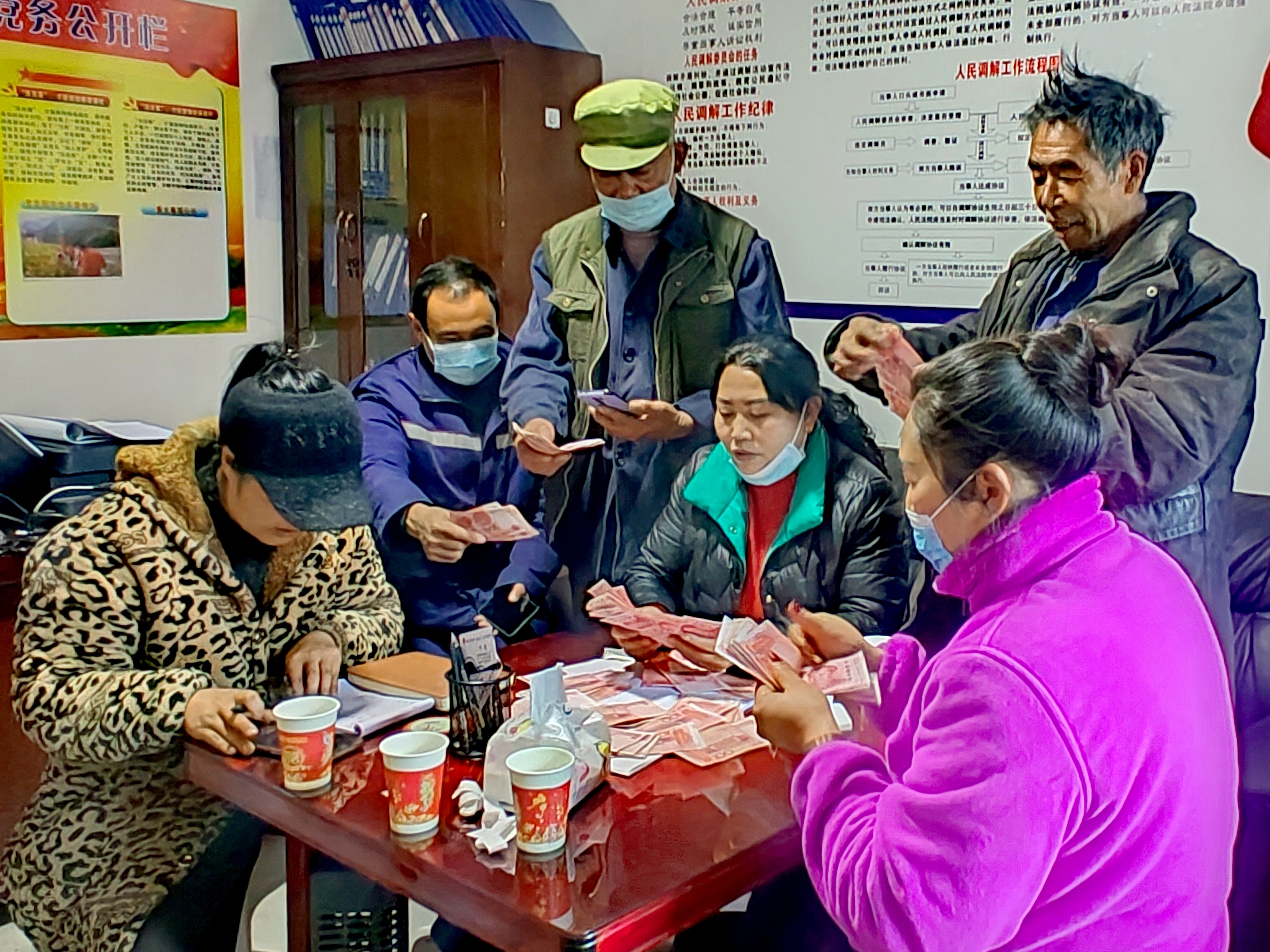 2022年，余德春給村民分紅。(圖為余德春提供)