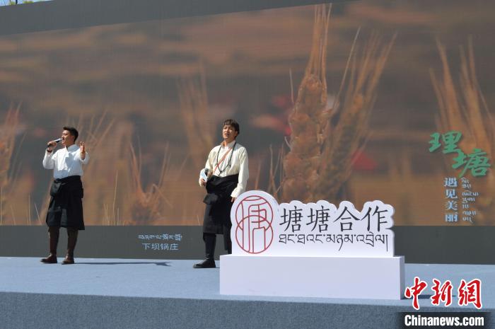 “康巴漢子”現(xiàn)場獻唱?！≈炝杞?攝