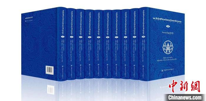 圖為青海果洛州藏醫(yī)專家桑德才讓擔任主編的《藏醫(yī)傳染性疾病文獻集成》?！∈茉L者 供圖