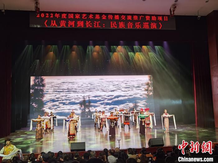 圖為演出現(xiàn)場?！∨擞隄?攝