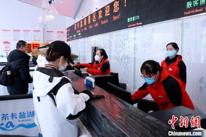 圖為茶卡鹽湖景區(qū)開(kāi)園迎客?！⊥跎鷺s 攝