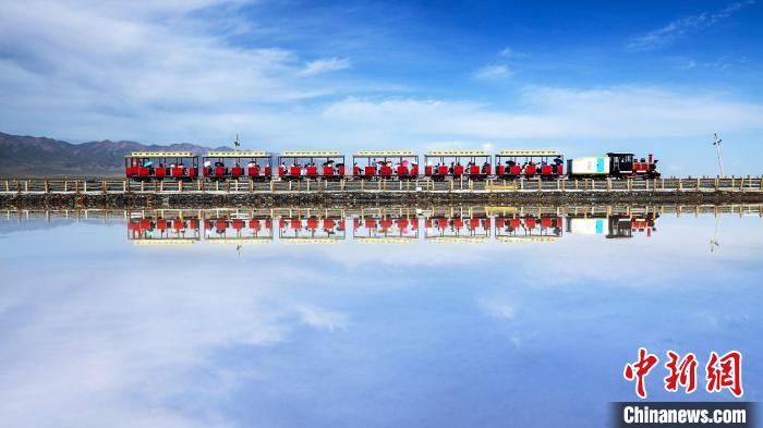 圖為茶卡鹽湖上的小火車。(資料圖) 王生榮 攝