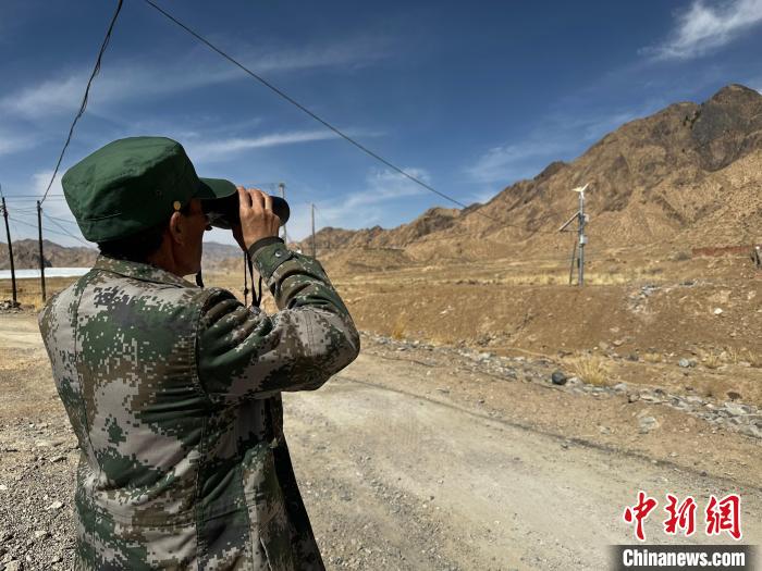 圖為文物保護員費生平正在巡查?！±铍h 攝