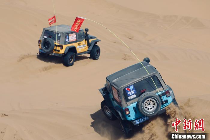 圖為高原沙漠機(jī)車越野挑戰(zhàn)賽現(xiàn)場?！≠F南縣委宣傳部供圖