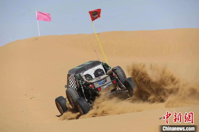 圖為高原沙漠機(jī)車越野挑戰(zhàn)賽現(xiàn)場。　貴南縣委宣傳部供圖