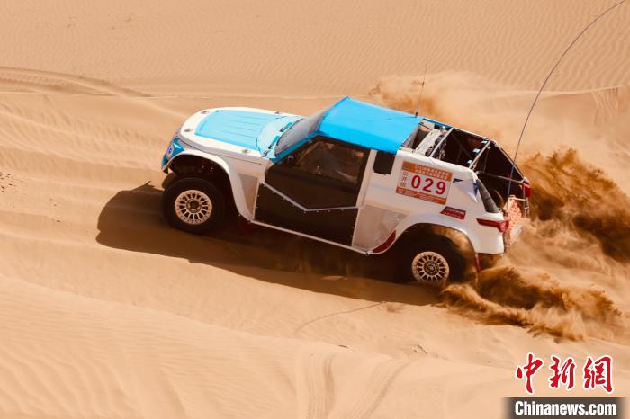 圖為高原沙漠機(jī)車越野挑戰(zhàn)賽現(xiàn)場?！≠F南縣委宣傳部供圖