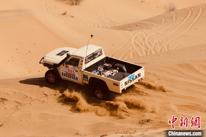 圖為高原沙漠機(jī)車越野挑戰(zhàn)賽現(xiàn)場?！≠F南縣委宣傳部供圖