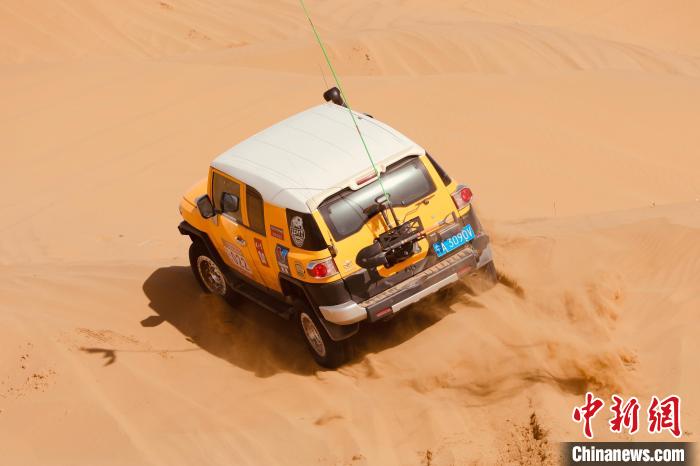 圖為高原沙漠機(jī)車越野挑戰(zhàn)賽現(xiàn)場?！≠F南縣委宣傳部供圖