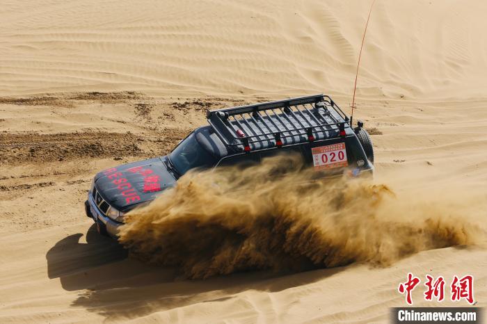 圖為高原沙漠機(jī)車越野挑戰(zhàn)賽現(xiàn)場?！≠F南縣委宣傳部供圖