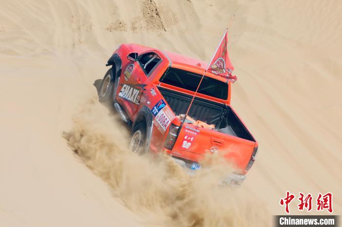 圖為高原沙漠機(jī)車越野挑戰(zhàn)賽現(xiàn)場?！≠F南縣委宣傳部供圖