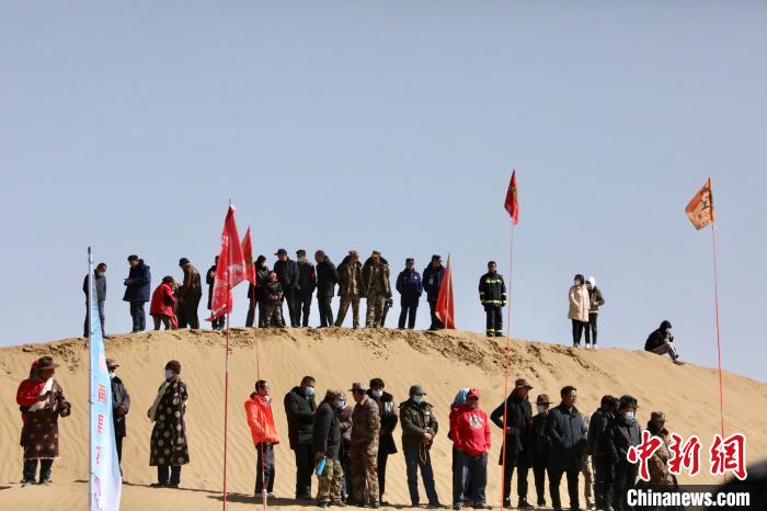 圖為來自各地的觀眾觀看比賽。　貴南縣委宣傳部供圖