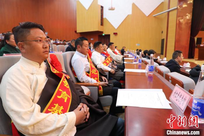 圖為玉樹州民族團結進步創(chuàng)建工作推進會現(xiàn)場。　胡貴龍 攝