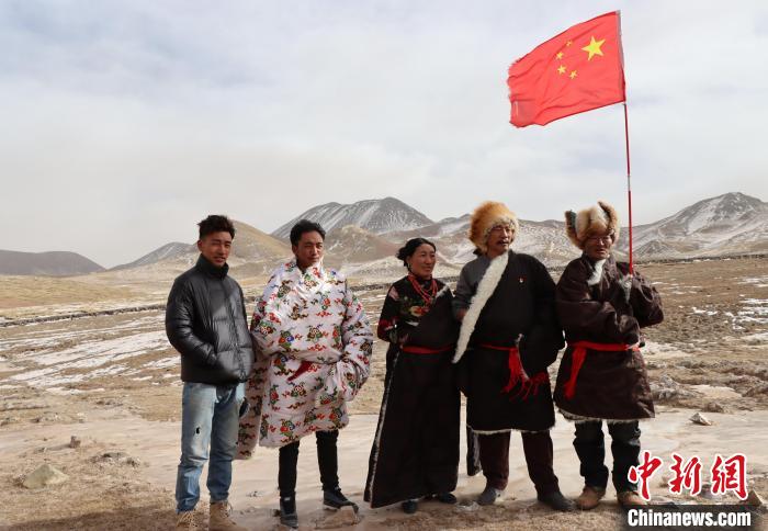 圖為青海省治多縣索加鄉(xiāng)干部群眾。(資料圖) 治多縣委宣傳部 供圖