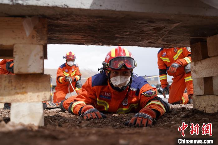 圖為地震實(shí)戰(zhàn)拉動(dòng)現(xiàn)場，參演人員正在進(jìn)行頂撐救援項(xiàng)目?！∮駱湎拦﹫D