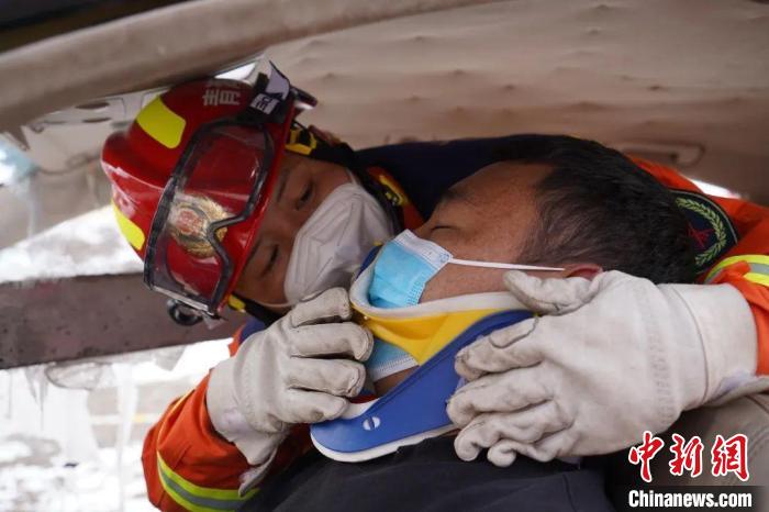 圖為地震實(shí)戰(zhàn)拉動(dòng)現(xiàn)場，參演人員正在進(jìn)行車輛事故救援項(xiàng)目?！∮駱湎拦﹫D