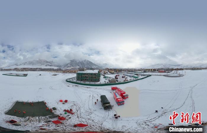 圖為地震實(shí)戰(zhàn)演練現(xiàn)場全景?！∮駱湎拦﹫D