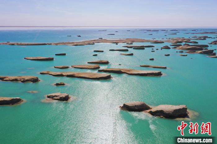 航拍青海大柴旦烏素特水上雅丹奇特景觀?！●R銘言 攝