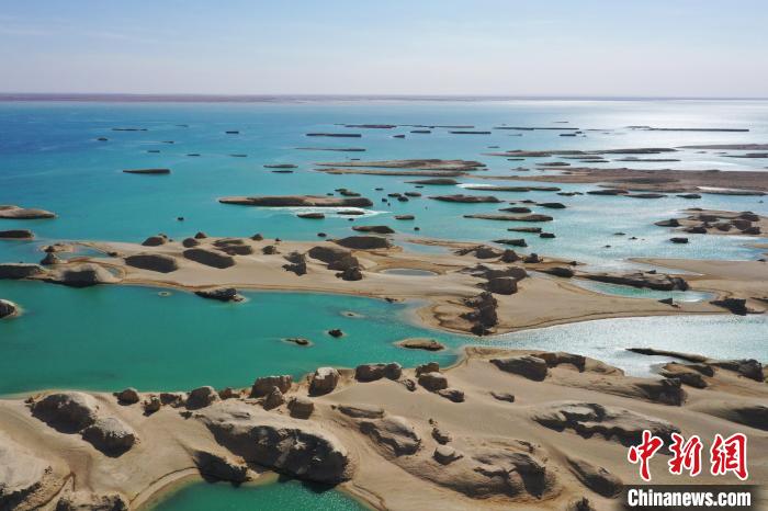 航拍青海大柴旦烏素特水上雅丹奇特景觀?！●R銘言 攝