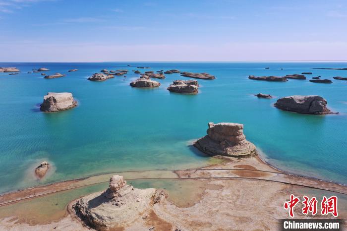 航拍青海大柴旦烏素特水上雅丹奇特景觀?！●R銘言 攝