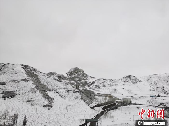圖為青海省東南部的青沙山區(qū)域銀裝素裹?！?zhí)砀?攝