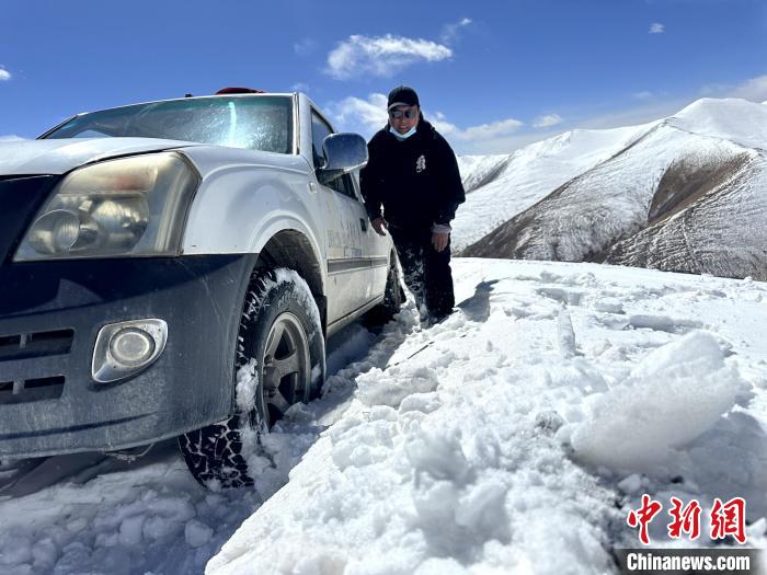 圖為生態(tài)管護(hù)人員準(zhǔn)備在雪地推車?！《“瓦_(dá)杰 攝
