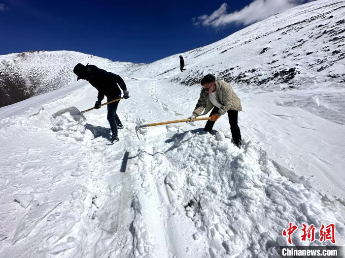 圖為生態(tài)管護(hù)人員在巡護(hù)道路上清雪?！《“瓦_(dá)杰 攝