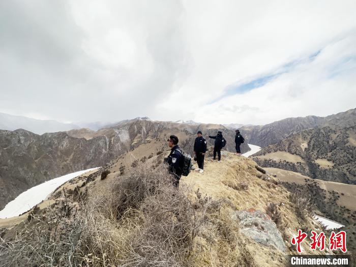 圖為曲麻萊縣崗當(dāng)村的生態(tài)管護(hù)人員開展巡護(hù)?！《“瓦_(dá)杰 攝
