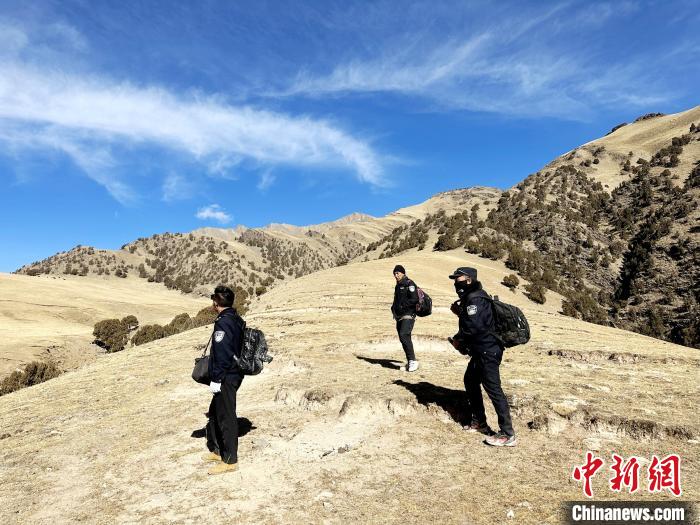 圖為生態(tài)管護(hù)人員開展巡護(hù)?！《“瓦_(dá)杰 攝