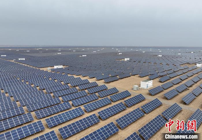 圖為航拍青海省海南藏族自治州共和縣塔拉灘光伏產(chǎn)業(yè)園?！∑钤鲚?攝