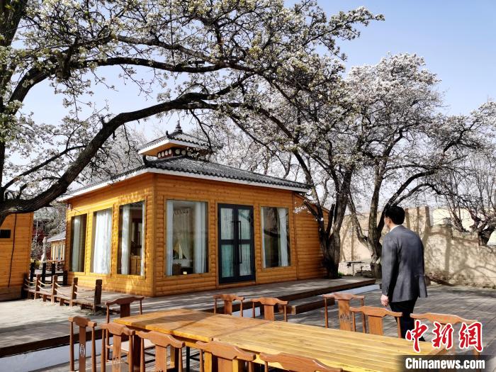 圖為尖扎噶達(dá)莊園一角?！?zhí)砀?攝