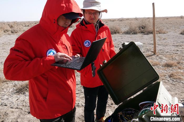 格爾木草地站，青藏科考隊員采集觀測數(shù)據(jù)?！?lt;a target='_blank' href='/'><p  align=
