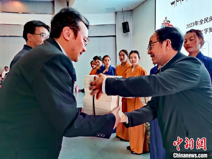 圖為贈(zèng)送叢書(shū)。　張?zhí)砀?攝