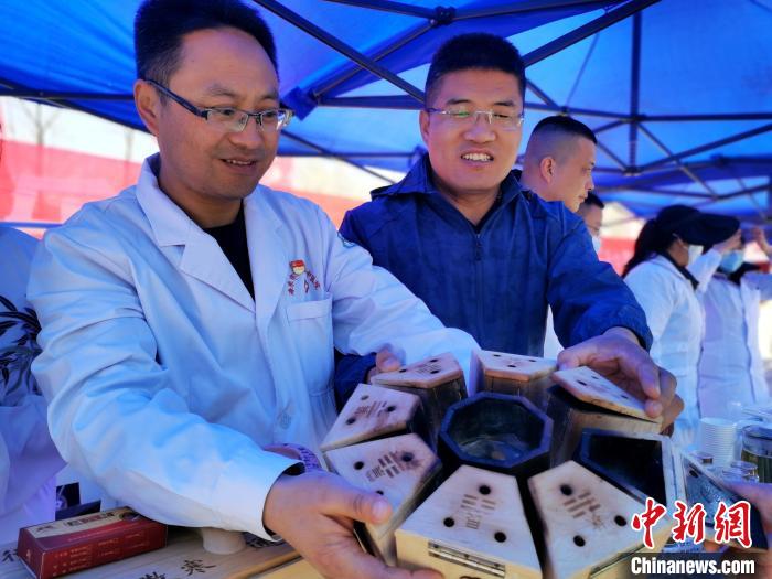 圖為青海省海東市樂(lè)都區(qū)中醫(yī)院八卦灸展示?！?zhí)砀?攝