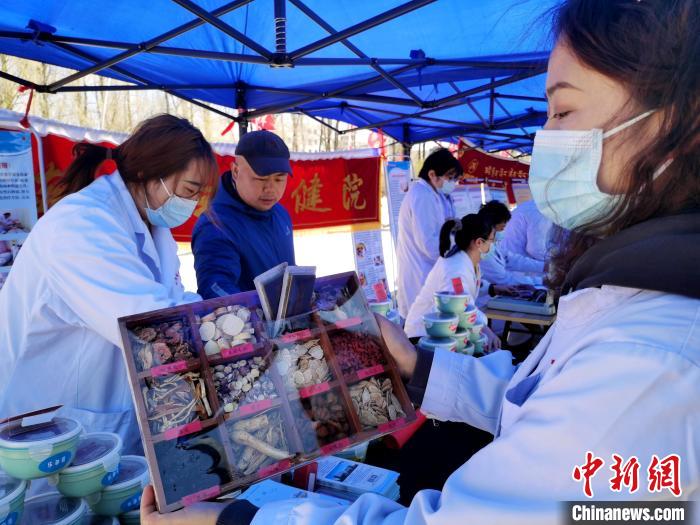 圖為中藥展示?！?zhí)砀?攝