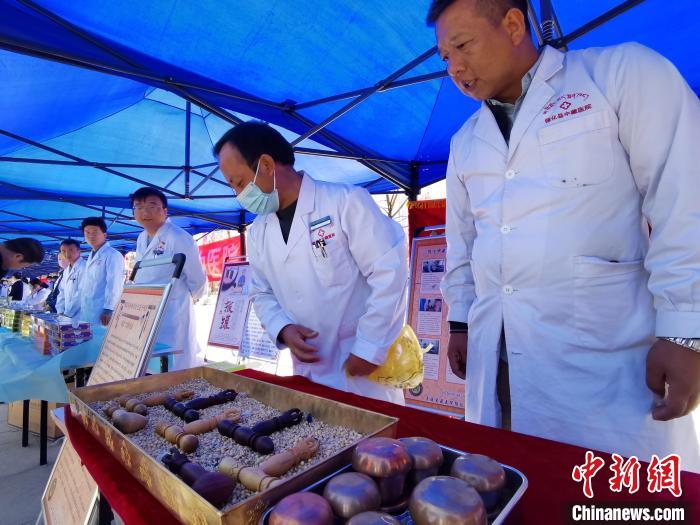 圖為青海省循化縣的國(guó)家級(jí)非遺項(xiàng)目尤闕療法的器械展示?！?zhí)砀?攝