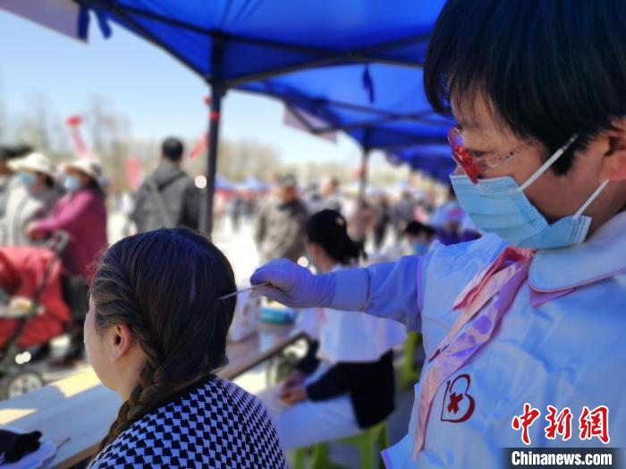 圖為刮痧?！?zhí)砀?攝