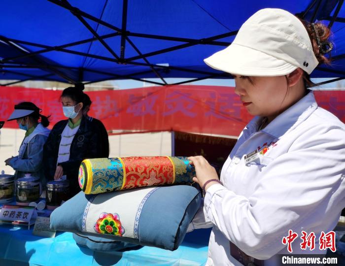 圖為青海省互助縣的中藥枕頭。　張?zhí)砀?攝