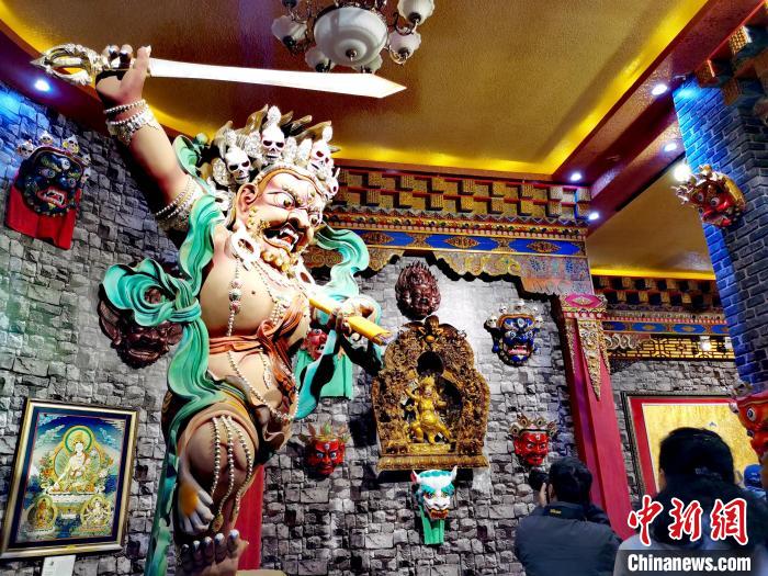 青海“金色谷地”熱貢：唐卡、泥塑璀璨奪目