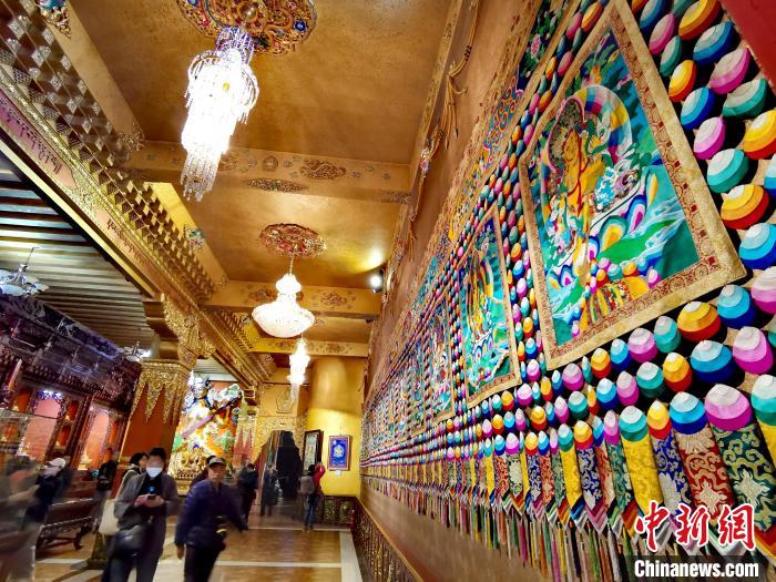 圖為仁俊畫(huà)院內(nèi)的堆繡?！?zhí)砀?攝