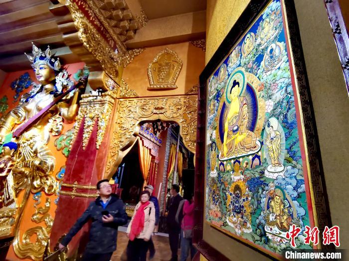 圖為仁俊畫(huà)院內(nèi)的唐卡?！?zhí)砀?攝