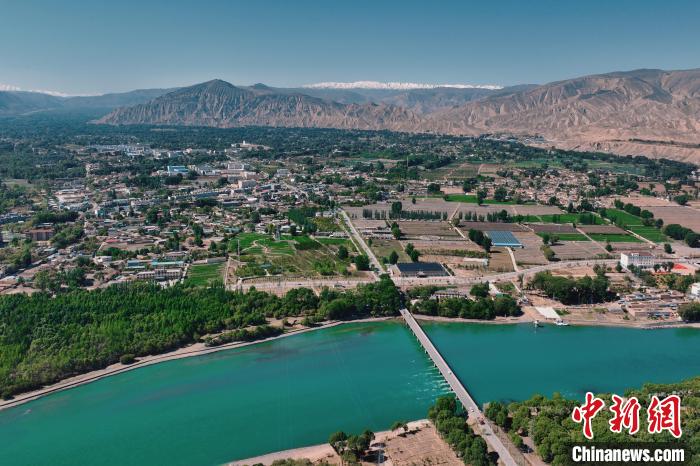 航拍青海貴德黃河岸畔綠意濃濃?！≮w凜松 攝