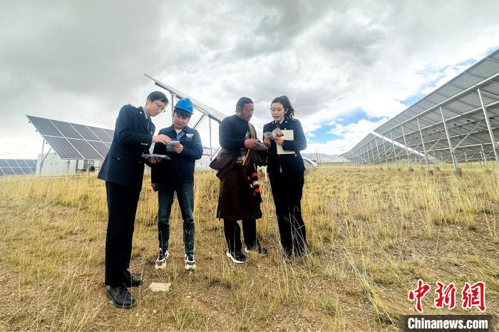 圖為稅務(wù)干部上門開展稅費(fèi)輔導(dǎo)?！》劫F龍 攝