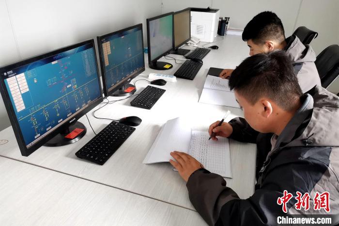 圖為光伏發(fā)電項(xiàng)目升壓站監(jiān)控室。　李雋 攝