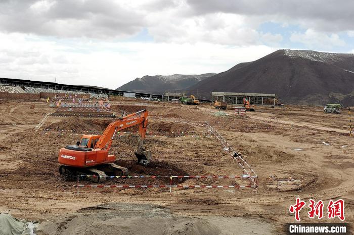 圖為光伏發(fā)電項(xiàng)目施工區(qū)正在抓緊施工?！±铍h 攝