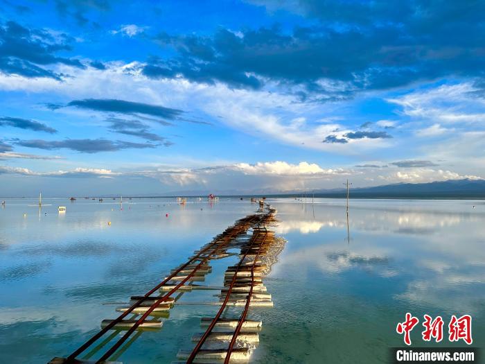 圖為茶卡鹽湖景區(qū)風(fēng)光?！⒀?攝