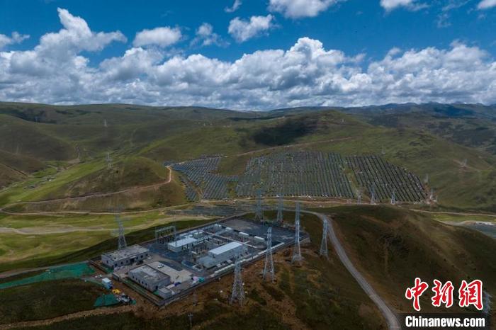 航拍建成投運的柯拉一期光伏電站升壓站?！⒅铱?攝